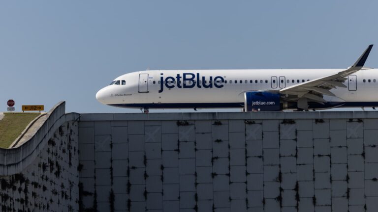 107372575 1707778089816 gettyimages 1975609541 jetblue12 q4ltplgx